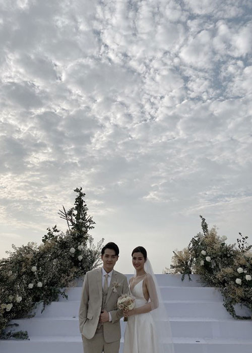 Đúng như mong ước của Đông Nhi, lễ cưới của cô diễn ra dưới ánh hoàng hôn bên bờ biển.