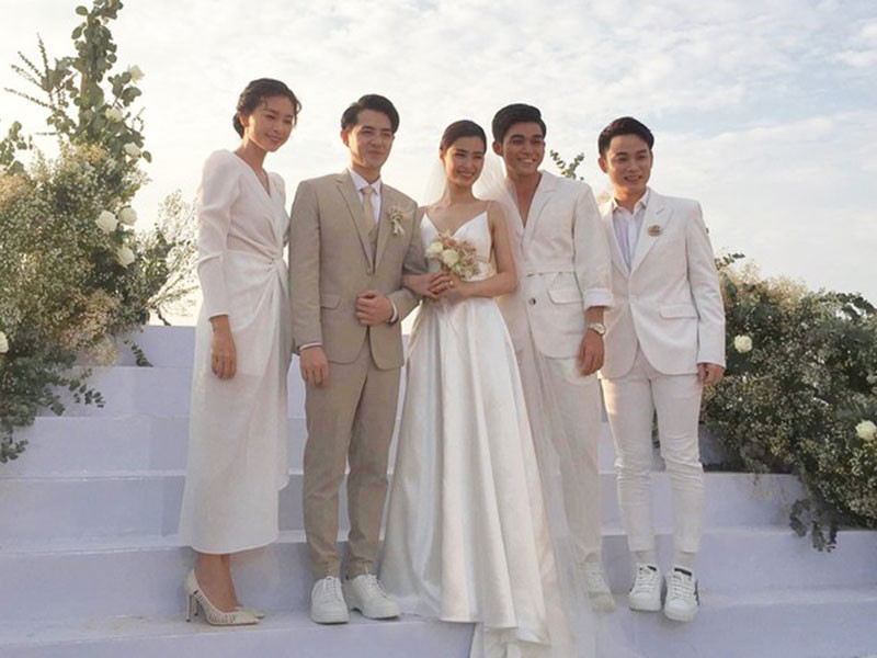 Trong ngày trọng đại, Đông Nhi diện váy cưới trắng hai dây gợi cảm sánh đôi bên Ông Cao Thắng cùng đón các khách mời.