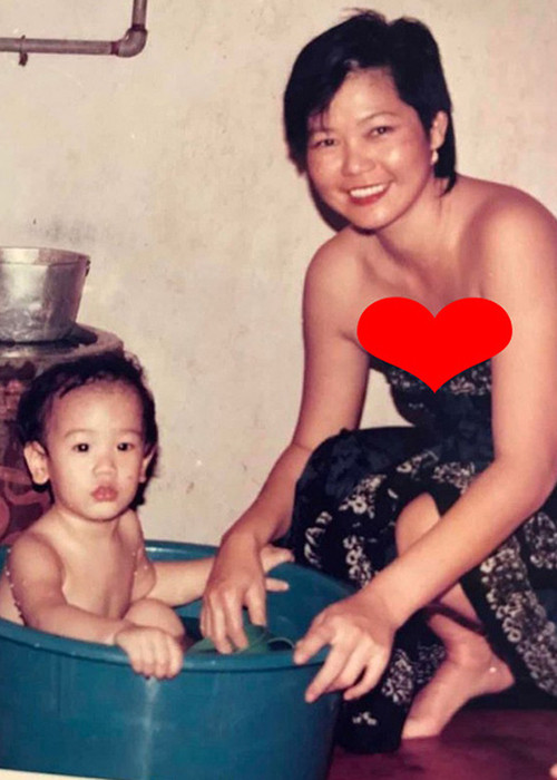 Cao Dĩ Tường mang hai dòng máu Đài Loan và Malaysia. Bố của anh là thương gia Đài Loan có tiếng, mẹ là hoa hậu Malaysia, ông nội cũng là người giàu có.