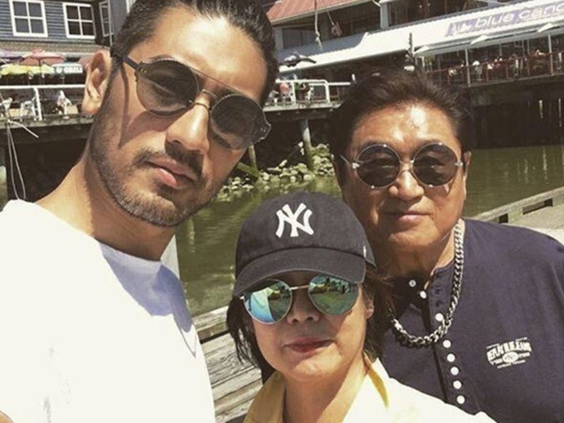 Dĩ Tường chưa từng khoe về gia thế khủng của mình.