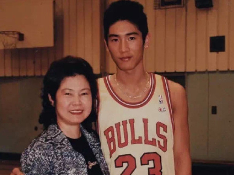 Những người bạn làm việc với Cao Dĩ Tường tiết lộ, nam diễn viên có lần đưa mẹ đến trường quay, hai mẹ con rất tình cảm.