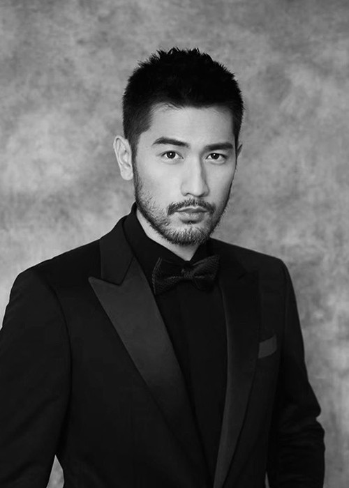 "Năm vừa qua tôi đã bận rộn với quá nhiều công việc. Đã một thời gian dài tôi không gặp gia đình. Tôi hy vọng mình có thể nghỉ ngơi, sau đó là trở về nhà với người thân và cùng nhau đi ăn", Dĩ Tường nói.