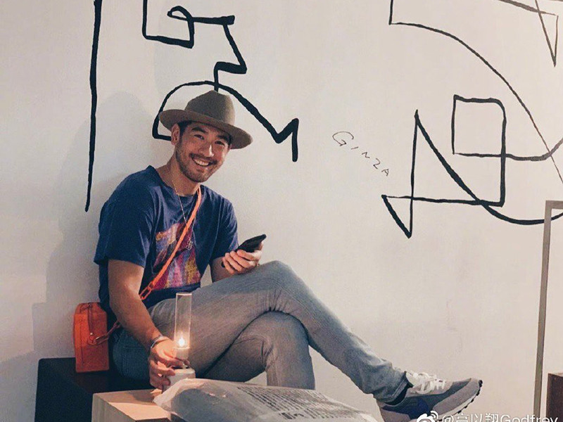 Appledaily cho hay bạn gái và người thân của Dĩ Tường đã đáp máy bay tới Chiết Giang, đưa thi thể nam diễn viên về Đài Bắc vào 28/11.