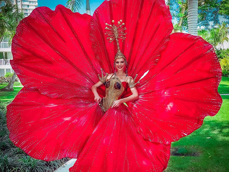 Hình ảnh đại diện Puerto Rico trong bộ quốc phục hoa dâm bụt khiến dư luận chú ý trong những ngày gần đây.