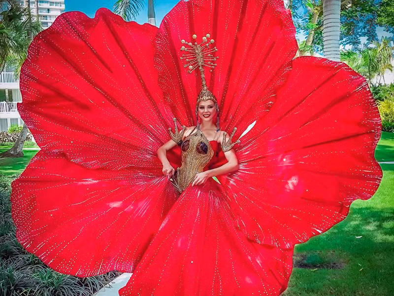 Hình ảnh đại diện Puerto Rico trong bộ quốc phục hoa dâm bụt khiến dư luận chú ý trong những ngày gần đây.