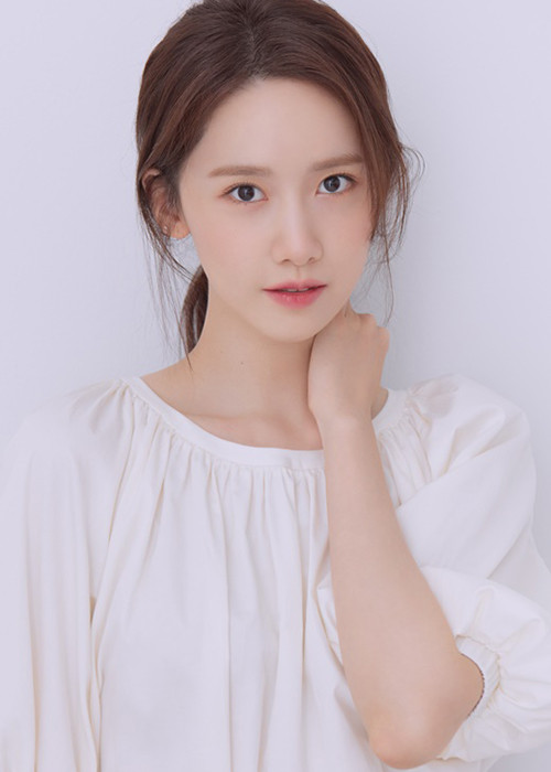 Yoona kém Park Min Young 4 tuổi, xuất thân là ca sĩ thần tượng của nhóm nhạc SNSD.