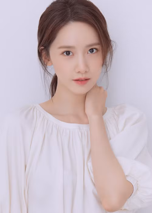 Yoona kém Park Min Young 4 tuổi, xuất thân là ca sĩ thần tượng của nhóm nhạc SNSD.