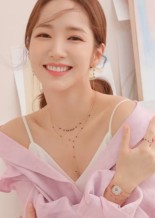 Nữ diễn viên sinh năm 1986 ngày càng xinh đẹp nhờ dao kéo thành công.