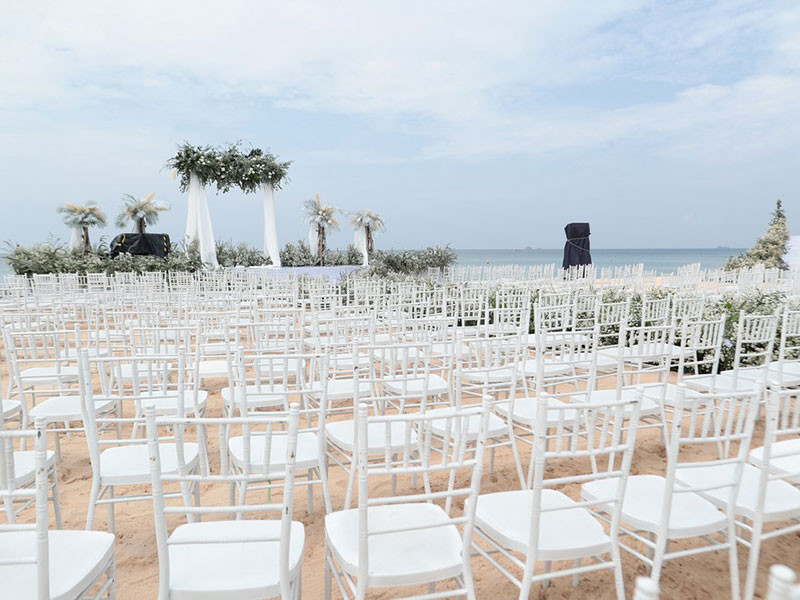 Hàng trăm chiếc ghế trắng được xếp ngay ngắn dành cho khách mời chứng kiến Đông Nhi và Ông Cao Thắng trao lời thề nguyện.