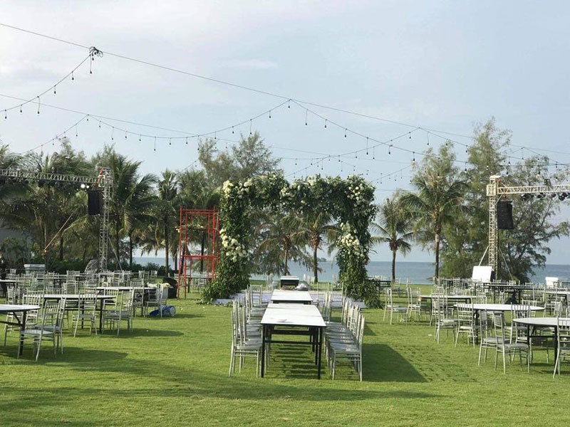 Được biết, đã có 6 xe tải 10 tấn chuyên dụng chở thiết bị âm thanh ánh sáng, 2 tấn hoa nhập ngoại dùng để trang trí đám cưới.