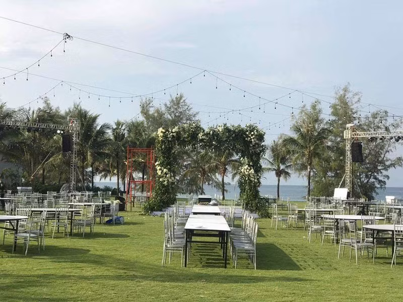 Được biết, đã có 6 xe tải 10 tấn chuyên dụng chở thiết bị âm thanh ánh sáng, 2 tấn hoa nhập ngoại dùng để trang trí đám cưới.