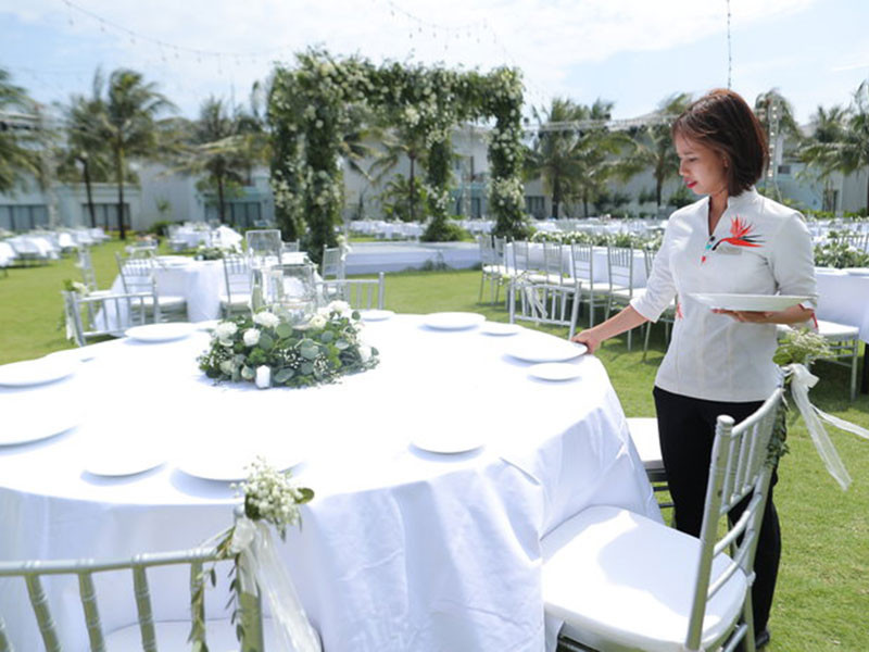 Ngoài ra, có 2 máy bay chuyên dụng đưa 400 người từ TP HCM đến Phú Quốc, sau đó 14 xe cao cấp đón khách mời.