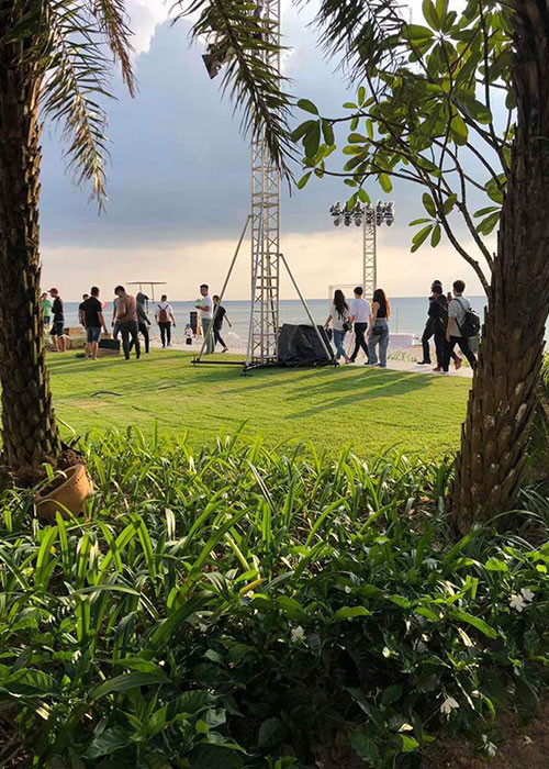 Hình ảnh cô dâu chú rể cùng ê-kíp chuẩn bị đám cưới từ chiều ngày 8/11.