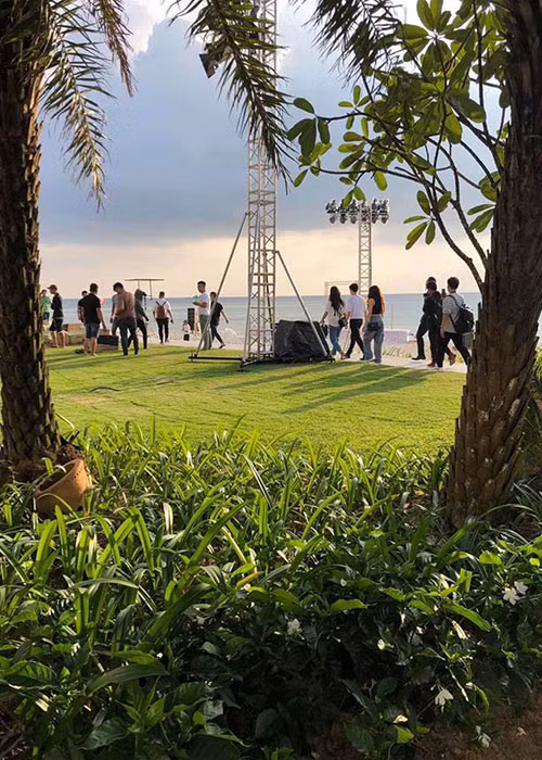 Hình ảnh cô dâu chú rể cùng ê-kíp chuẩn bị đám cưới từ chiều ngày 8/11.