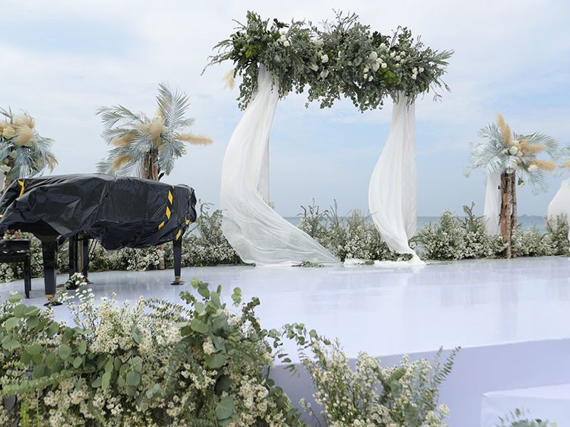 Nơi Đông Nhi và Ông Cao Thắng cử hành hôn lễ ngập tràn hoa tươi và được trang trí tông màu trắng.