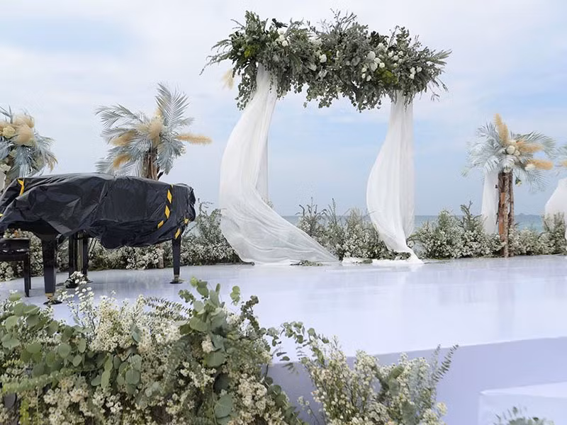 Nơi Đông Nhi và Ông Cao Thắng cử hành hôn lễ ngập tràn hoa tươi và được trang trí tông màu trắng.