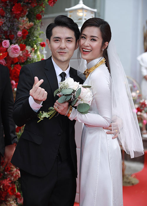 Đông Nhi - Ông Cao Thắng mong khách mời không livestream, quay phim và chia sẻ hình ảnh trong lúc diễn ra lễ kết hôn.