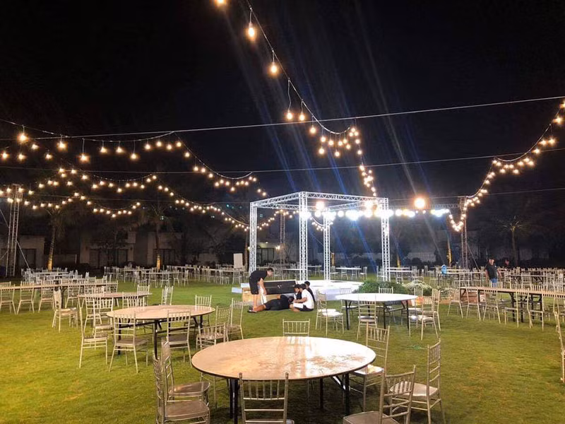 Vợ chồng Ông Cao Thắng cập nhật hình ảnh không gian hôn lễ đồng thời bày tỏ: "Không gian xinh xẻo trong mơ đang chờ đợi chiều nay. Giờ G nôn nao quá".