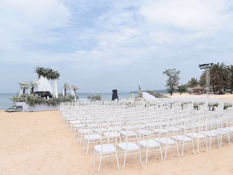 Cô dâu chú rể muốn hôn lễ diễn ra vào lúc hoàng hôn bởi vậy cặp đôi chọn thời điểm ngắm hoàng hôn đẹp nhất ở Phú Quốc là 17h30.