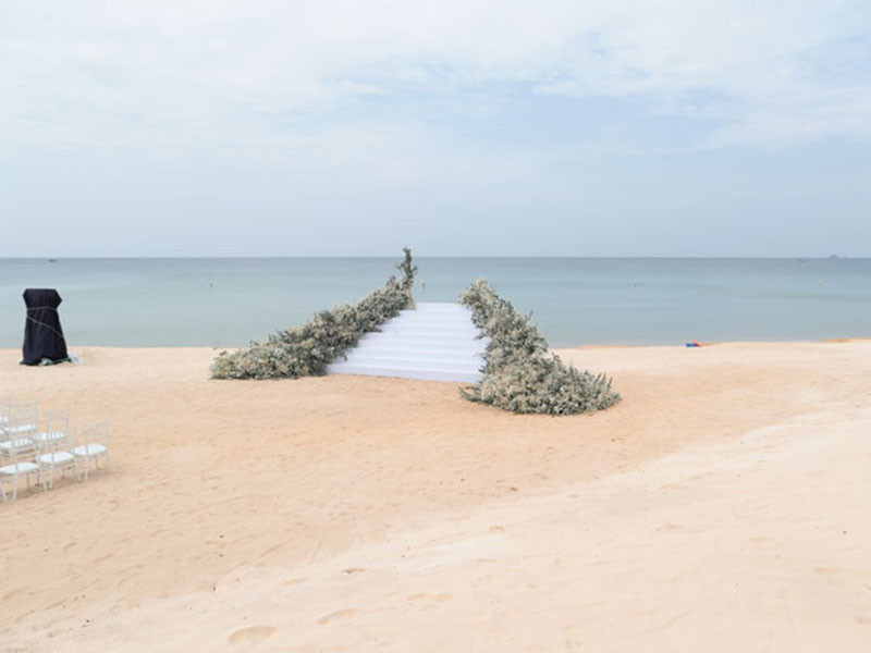 Có khoảng 1000 nhân sự để phục vụ cho việc trang trí cảnh quan, phòng nghỉ, vận chuyển thiết bị phục vụ đám cưới.