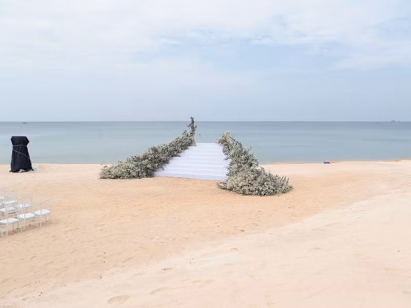 Có khoảng 1000 nhân sự để phục vụ cho việc trang trí cảnh quan, phòng nghỉ, vận chuyển thiết bị phục vụ đám cưới.