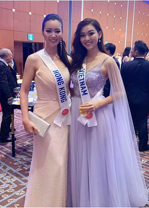 Phong cách thời trang của Tường San tại cuộc thi hiện bị chê không ổn định. Cô nhiều lần chọn trang phục tạo cảm giác cánh tay thô, vòng hai kém thon gọn hay mẫu thiết kế trông khá bánh bèo trong khi cuộc thi đề cao vẻ đẹp thanh lịch.