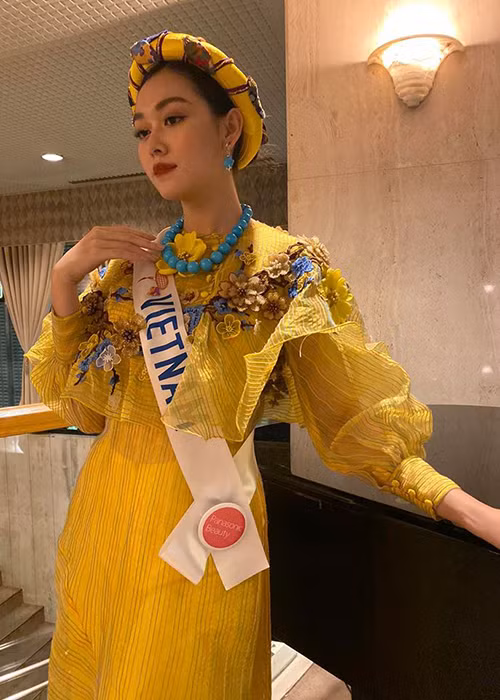 Tường San còn bị chê chọn phụ kiện trông lạc quẻ với trang phục áo dài.