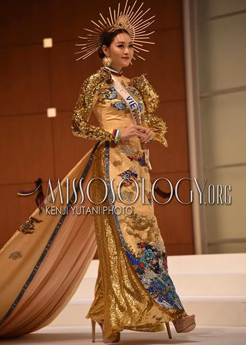 Người hâm mộ hy vọng Tường San lựa chọn trang phục kỹ lưỡng hơn để phù hợp với cuộc thi.