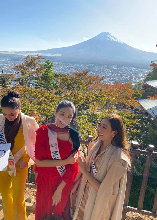 Đại diện Việt Nam thân thiết với người đẹp đến từ châu Á.