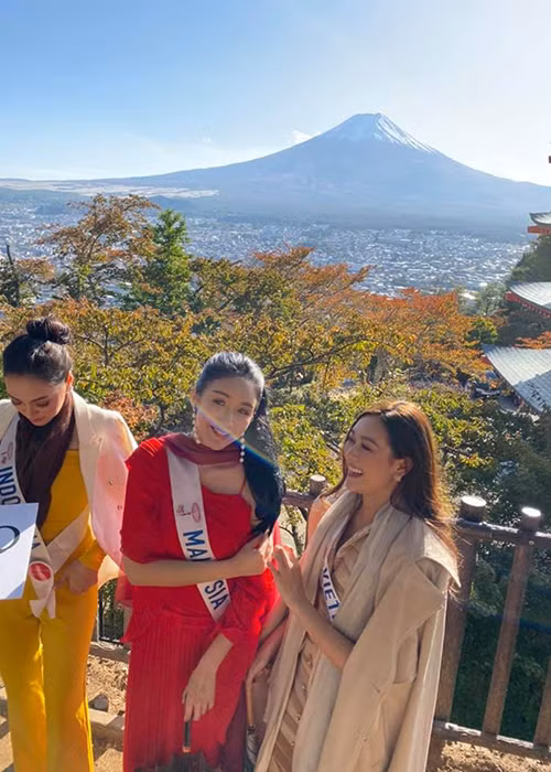 Đại diện Việt Nam thân thiết với người đẹp đến từ châu Á.