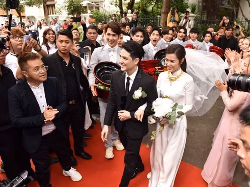 Đông đảo bạn bè, đồng nghiệp và người hâm mộ gửi lời chúc mừng Đông Nhi và Ông Cao Thắng. Ảnh: Saostar