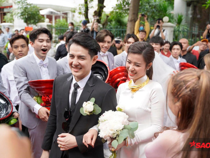 Cặp đôi nổi tiếng đã chính thức trở thành vợ chồng sau 10 năm hẹn hò. Ảnh: Saostar