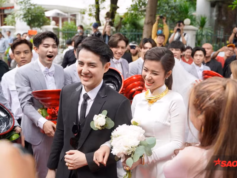 Cặp đôi nổi tiếng đã chính thức trở thành vợ chồng sau 10 năm hẹn hò. Ảnh: Saostar