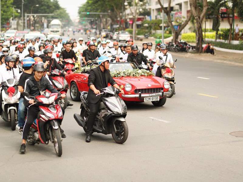 Đông Nhi được người hâm mộ đưa về nhà chồng. Ảnh: Zing