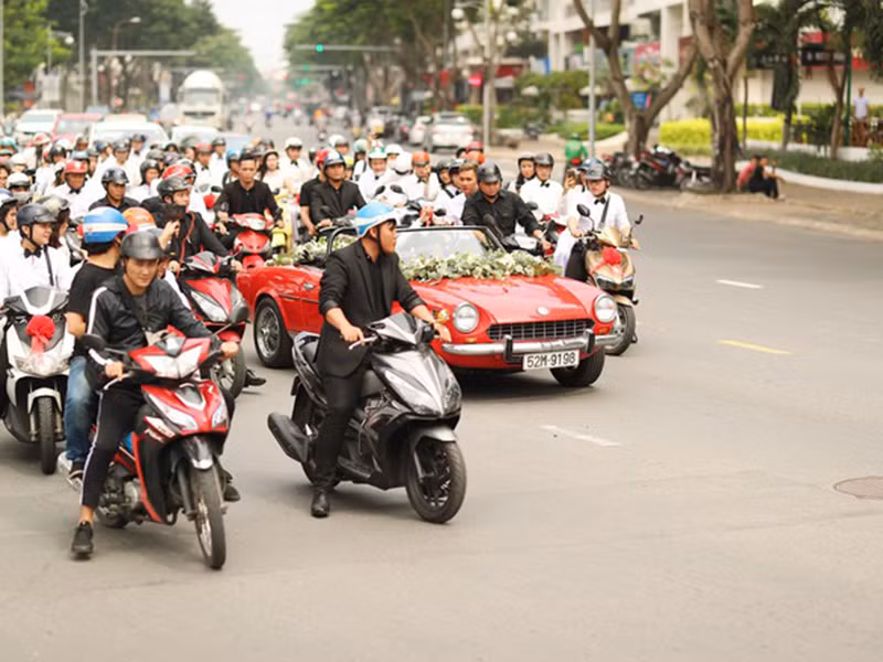 Đông Nhi được người hâm mộ đưa về nhà chồng. Ảnh: Zing