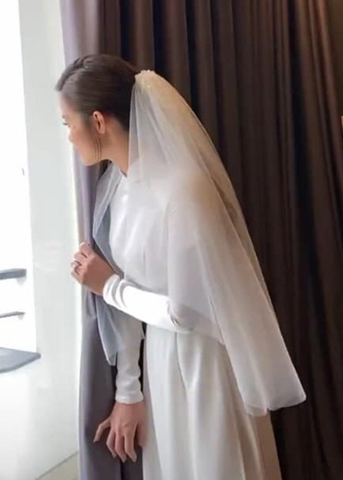 Trên mạng xã hội, khán giả đang lan truyền hình ảnh Đông Nhi nhìn qua cửa sổ đợi Ông Cao Thắng.