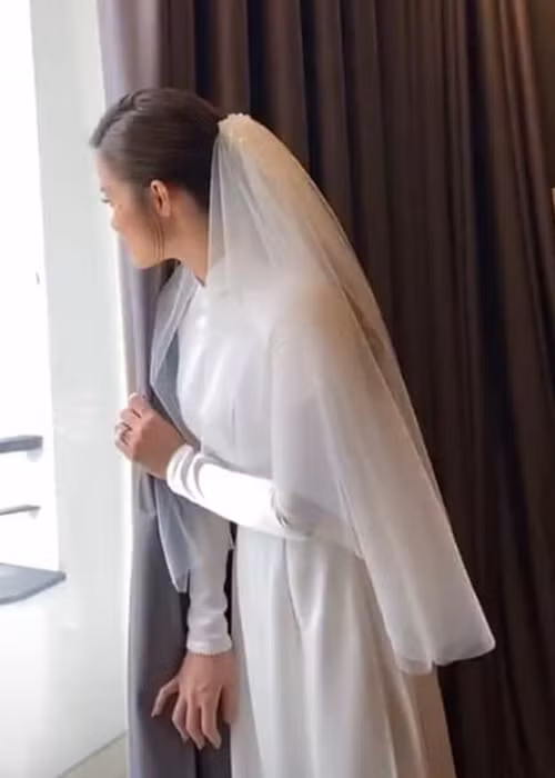 Trên mạng xã hội, khán giả đang lan truyền hình ảnh Đông Nhi nhìn qua cửa sổ đợi Ông Cao Thắng.