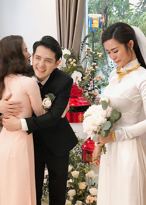 Đông Nhi không giấu được sự xúc động khi rời vòng tay bố mẹ để bước sang trang mới của cuộc đời. Ảnh: Thế giới trẻ