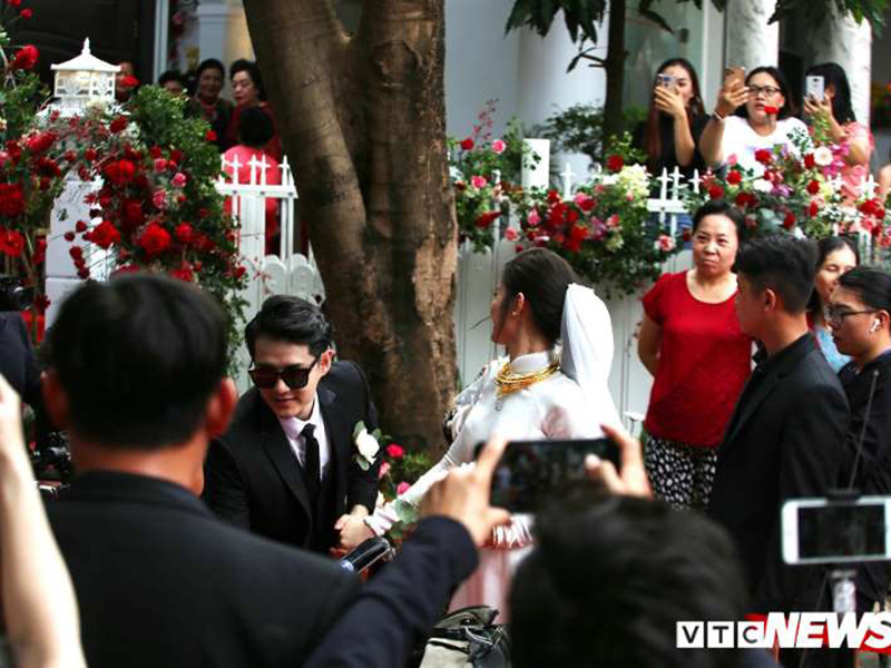 Ông Cao Thắng nắm tay không rời Đông Nhi. Ảnh: VTC