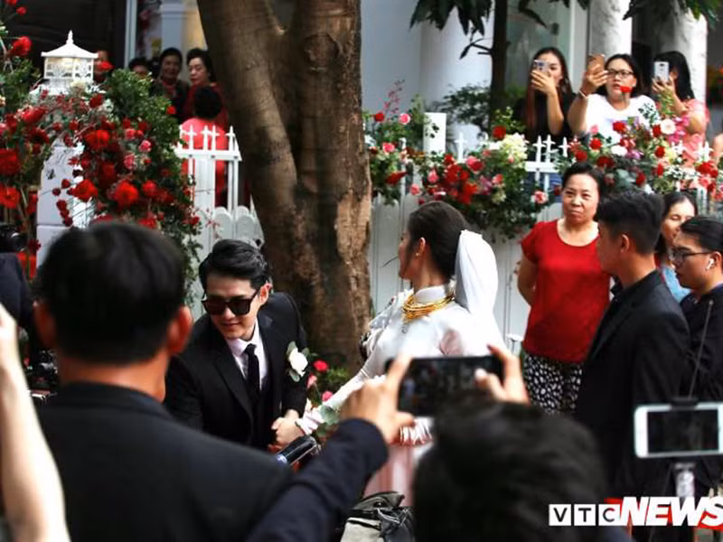 Ông Cao Thắng nắm tay không rời Đông Nhi. Ảnh: VTC