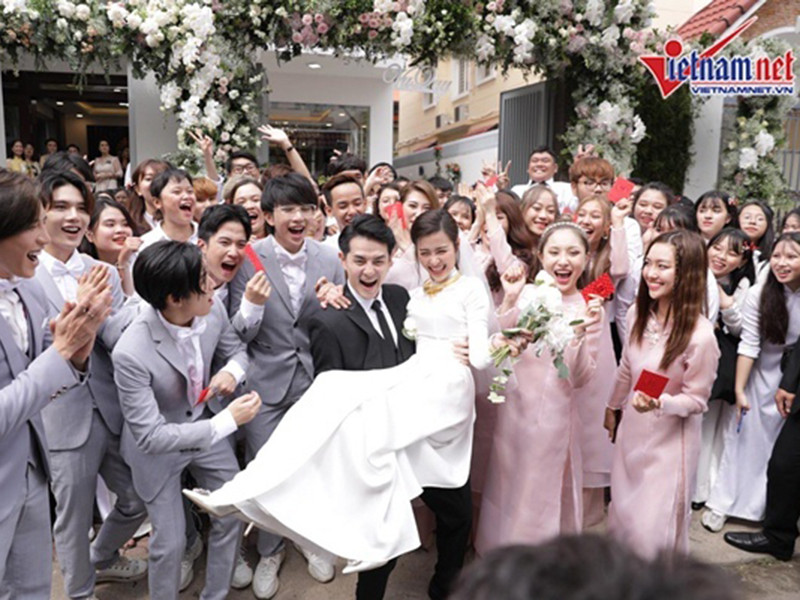 Trước giờ rước dâu, Ông Cao Thắng bế bổng Đông Nhi. Ảnh: Vietnamnet