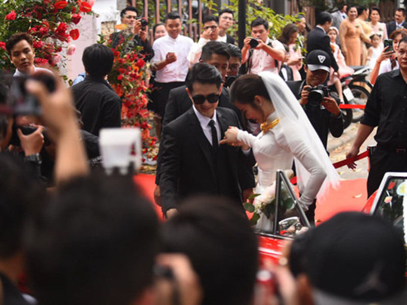 Khi đến nhà chồng, Đông Nhi được Ông Cao Thắng ân cần chăm sóc. Ảnh: Saostar