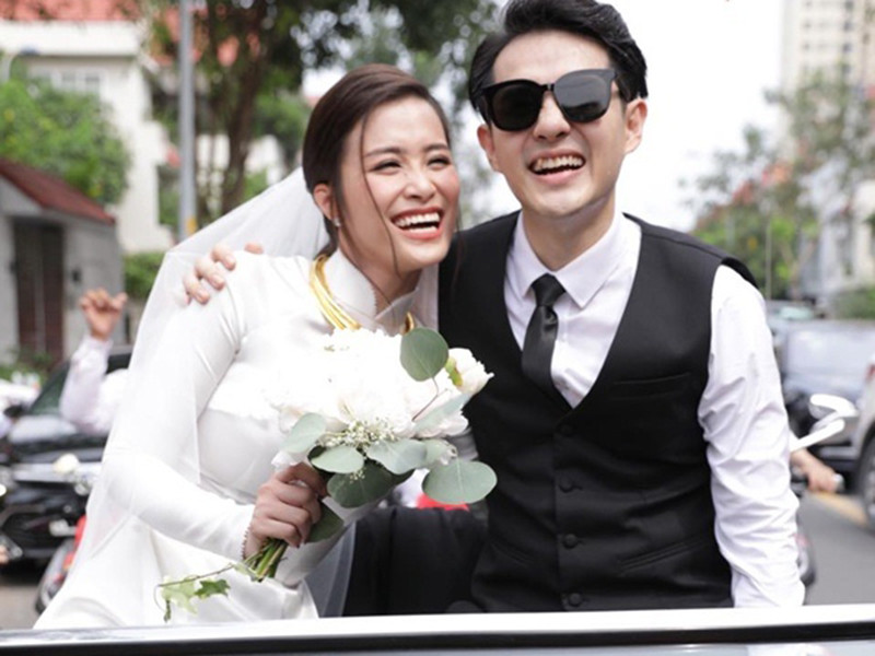 Đôi uyên ương liên tục nở nụ cười hạnh phúc trong ngày trọng đại. Ảnh: Vietnamnet