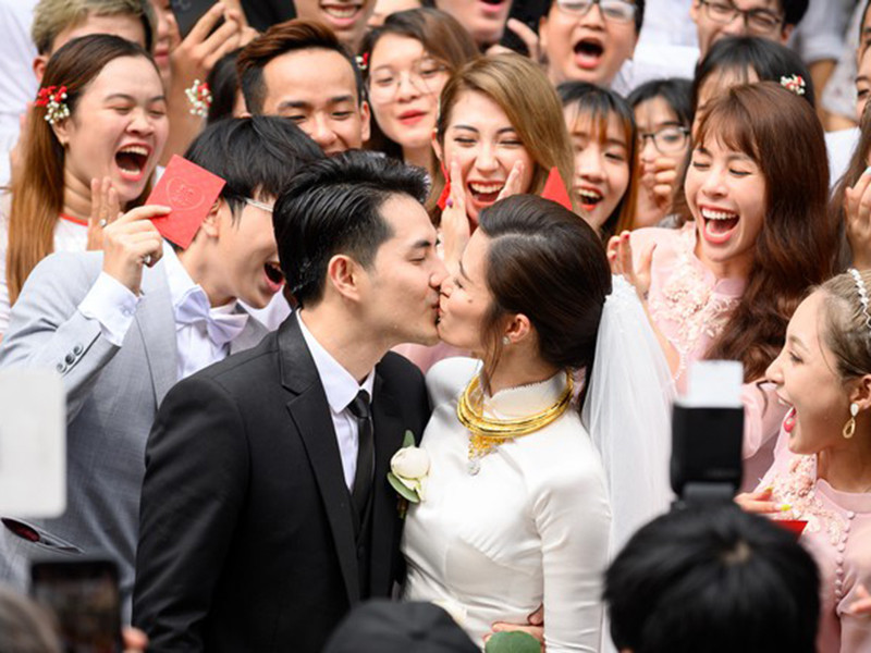 Sáng ngày 8/11- một ngày trước đám cưới, Đông Nhi - Ông Cao Thắng thực hiện các thủ tục của lễ ăn hỏi. Ảnh: Zing