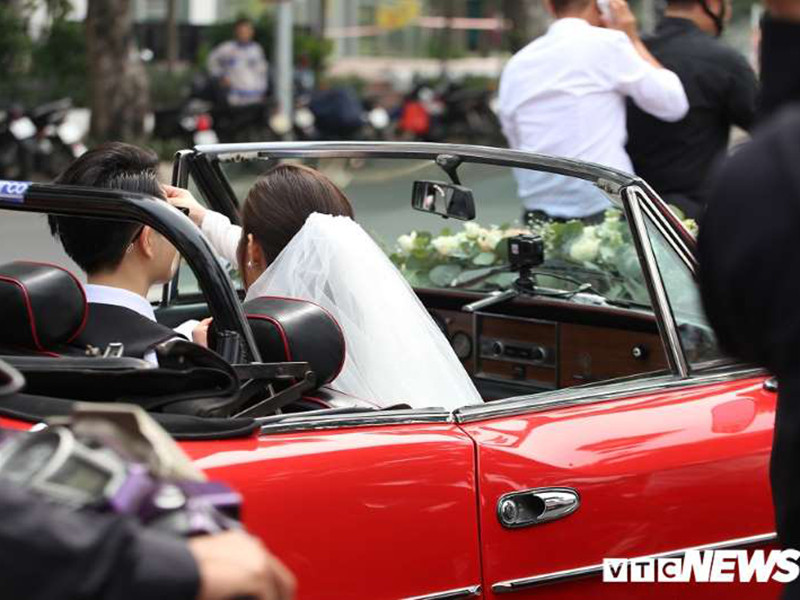 Trong quãng đường rước dâu, Đông Nhi ân cần lau mồ hôi cho Ông Cao Thắng. Ảnh: VTC