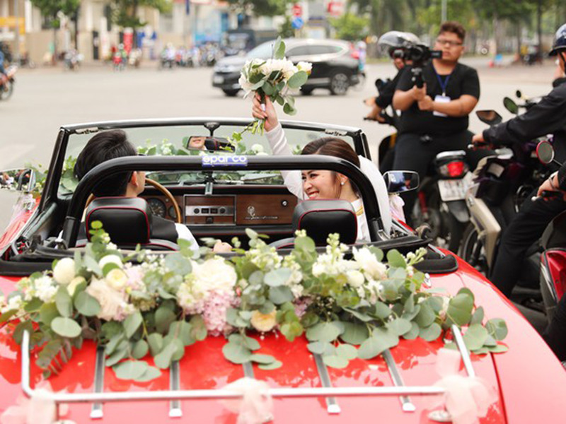 Đông Nhi không thể giấu được niềm hạnh phúc trong ngày đặc biệt này.