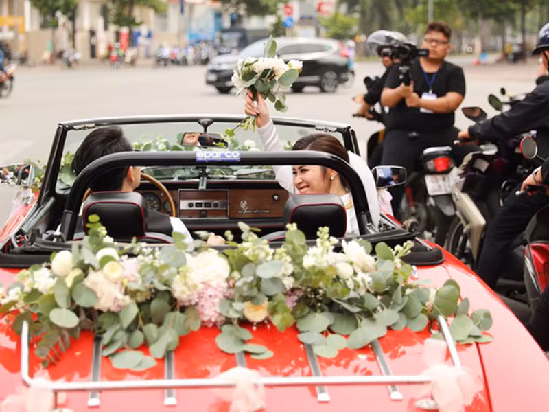 Đông Nhi không thể giấu được niềm hạnh phúc trong ngày đặc biệt này.