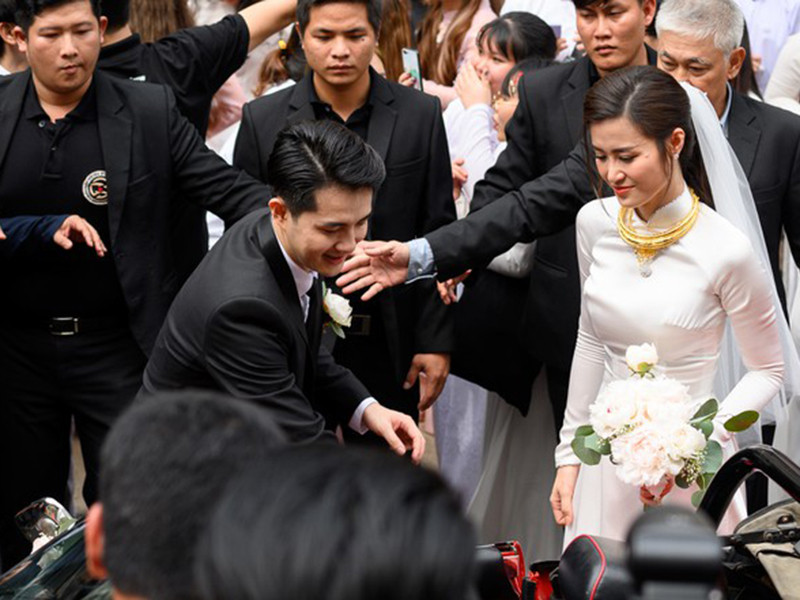 Chú rể còn ân cần mở cửa xe cho cô dâu. Ảnh: Zing