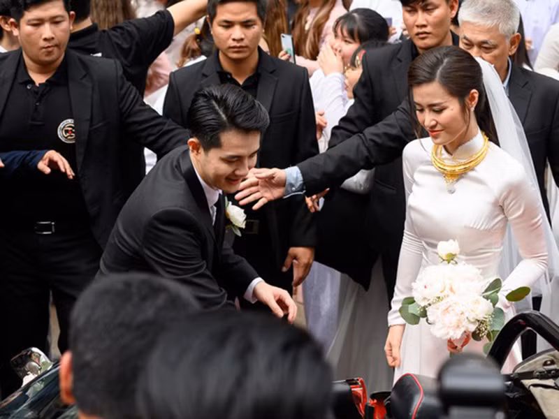 Chú rể còn ân cần mở cửa xe cho cô dâu. Ảnh: Zing