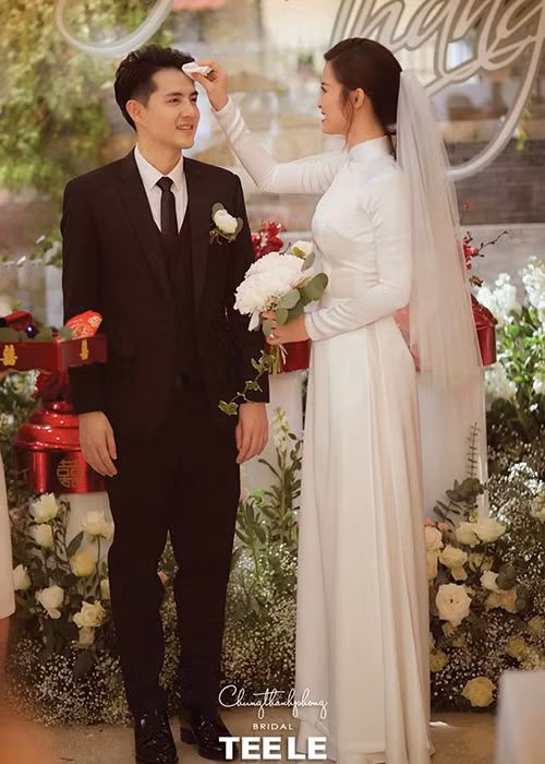 Đông Nhi và Ông Cao Thắng chăm sóc lẫn nhau trong ngày hạnh phúc.